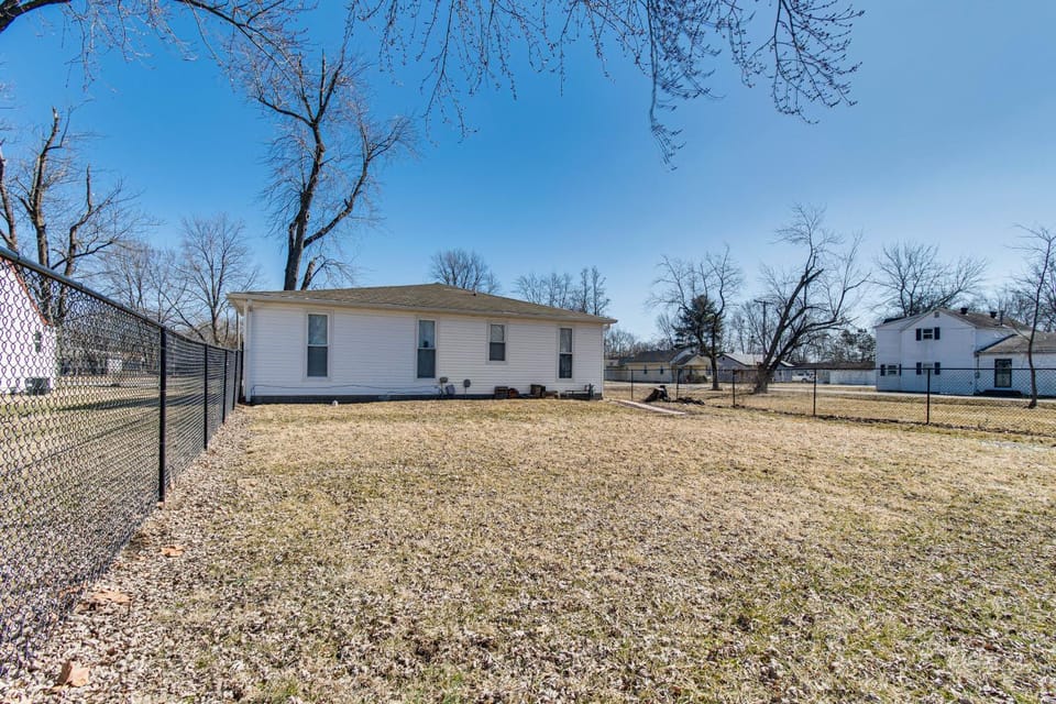 Mins to Local Attractions: Pet Friendly w/ Yard! House in Illinois