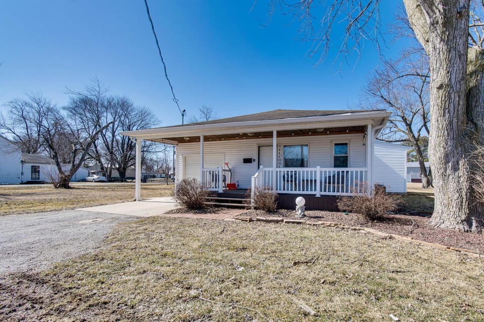 Mins to Local Attractions: Pet Friendly w/ Yard! House in Illinois