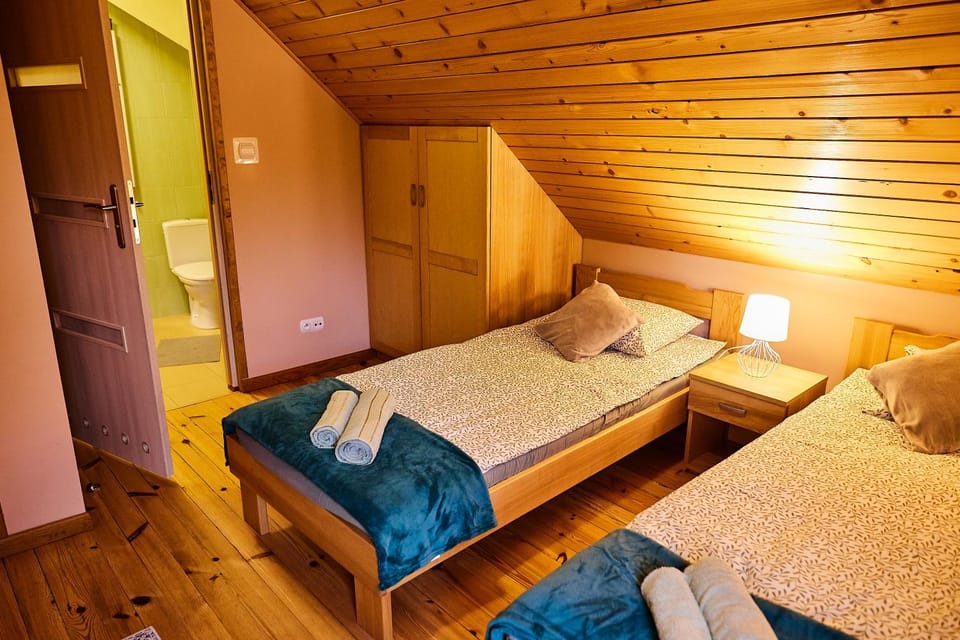 Bed, Photo of the whole room, Bedroom, towels