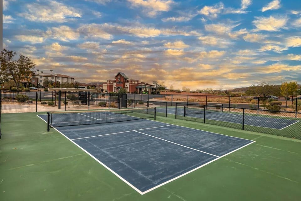 4BR Sleeps 14 Private Spa Pickleball & Pool House in Washington