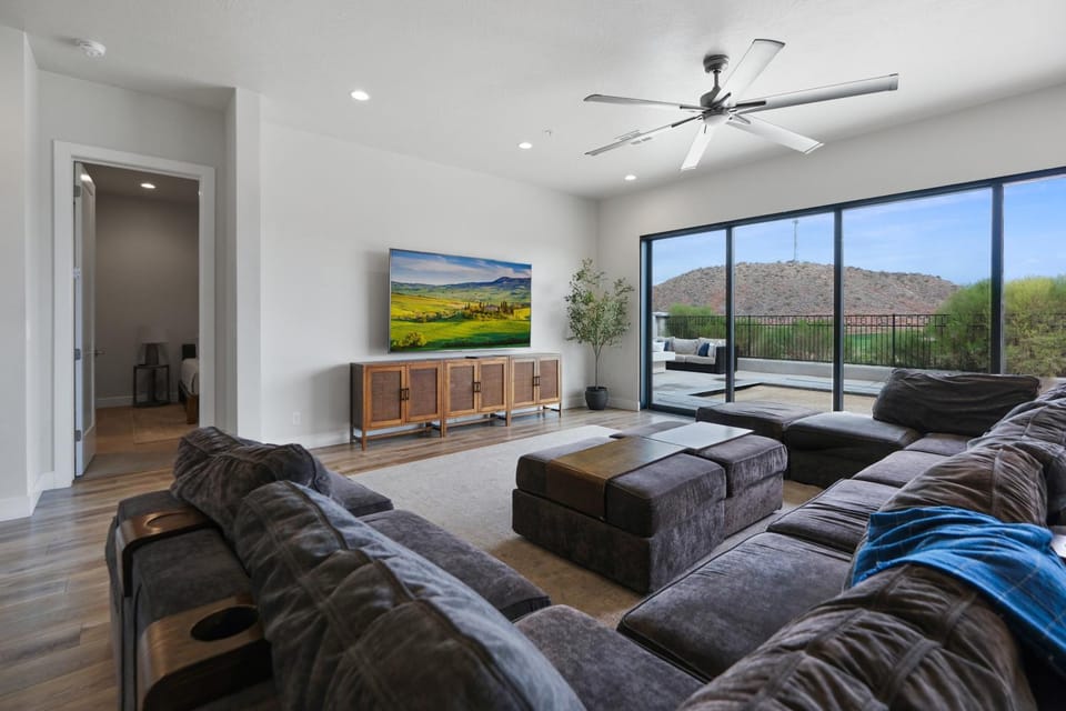 On the Golf Course Sleeps 30 Private Pool & Spa House in Washington