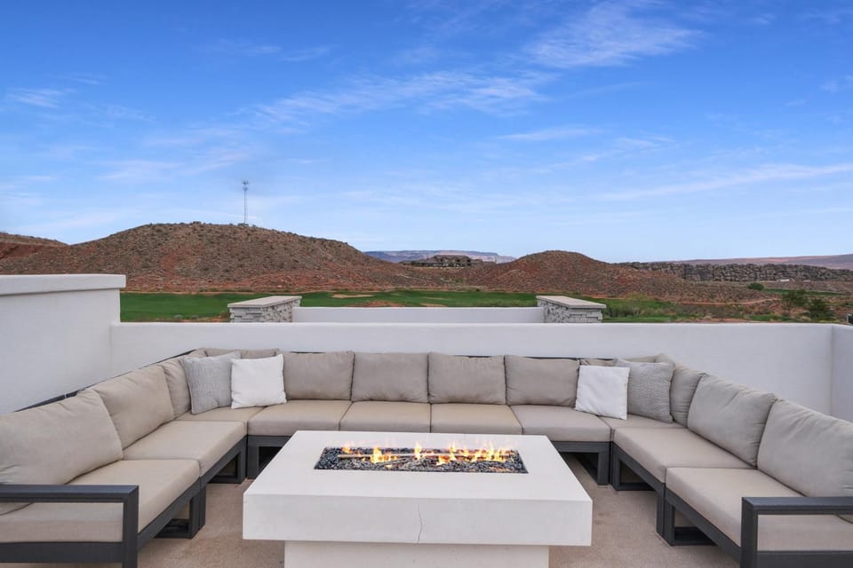 On the Golf Course Sleeps 30 Private Pool & Spa House in Washington