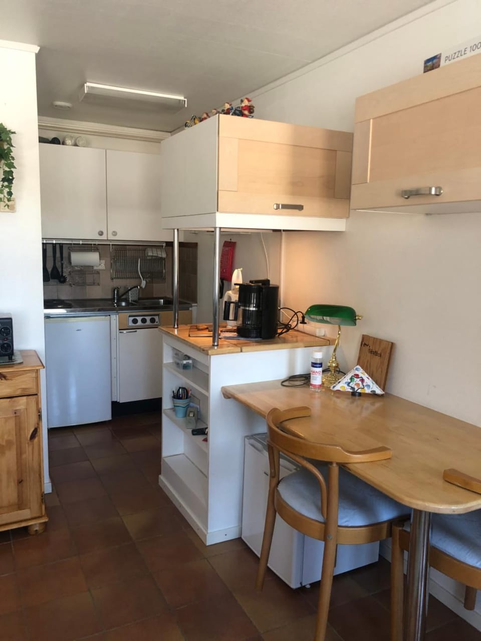 Kitchen or kitchenette, Dining area, stove