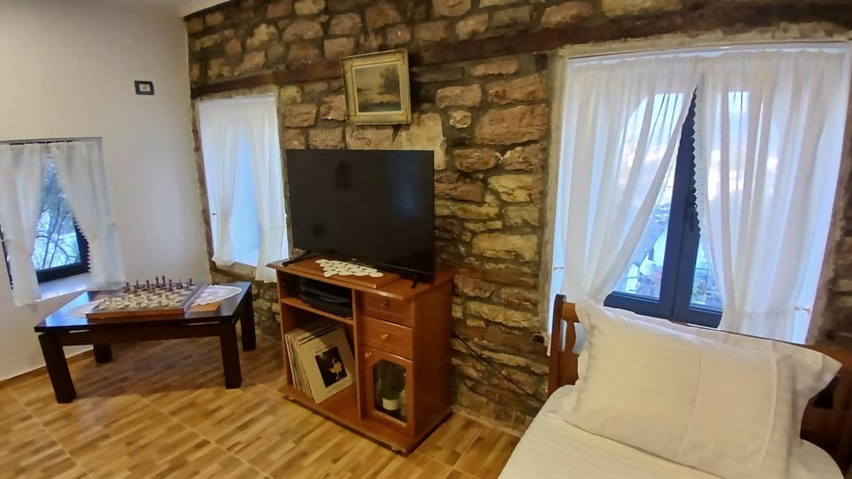 Bed, TV and multimedia, Evening entertainment, Bedroom