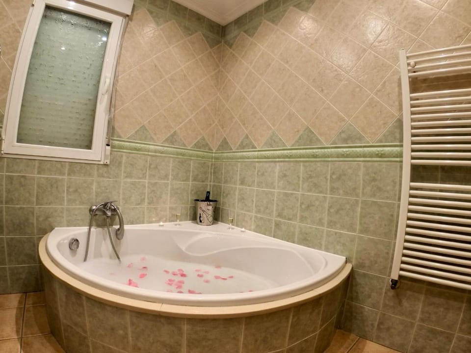 Hot Tub, Bathroom