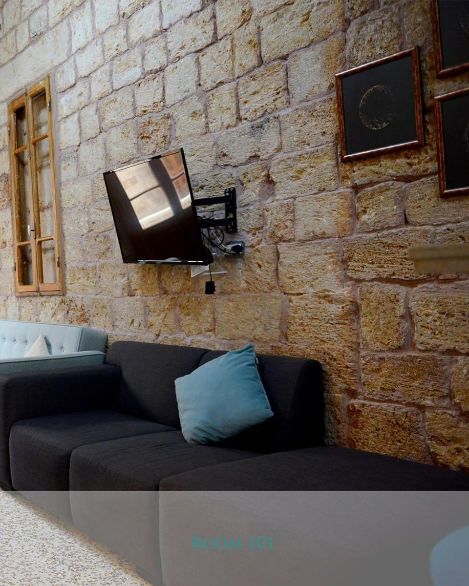 TV and multimedia, Living room, Seating area, Evening entertainment