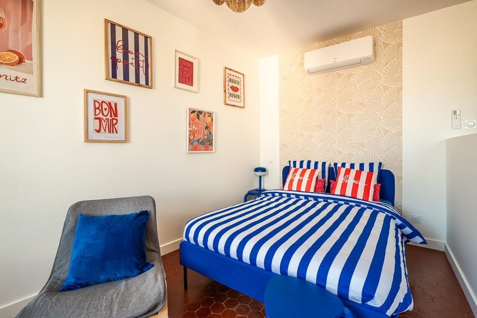 Photo of the whole room, Bedroom, air conditioner