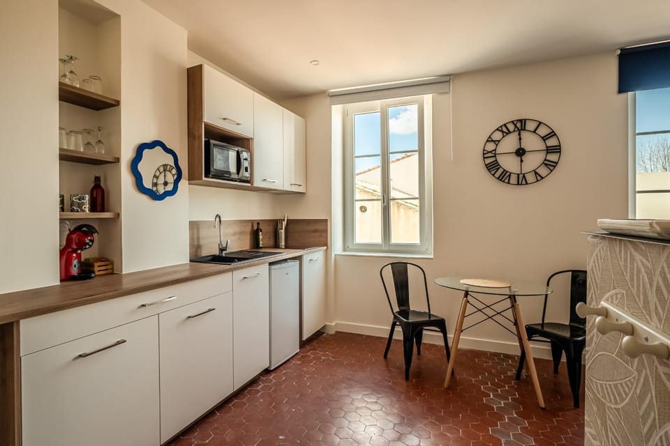 Kitchen or kitchenette, Dining area, stove