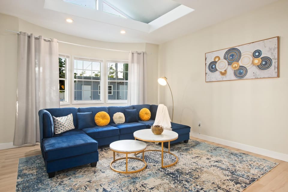 Sunny SoCal Escape 3BR 2BA Bright home with pool House in Reseda