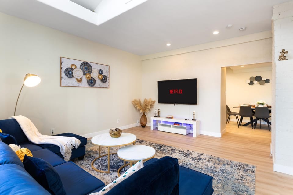 Sunny SoCal Escape 3BR 2BA Bright home with pool House in Reseda