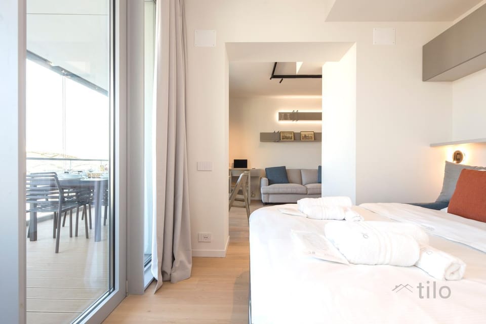 Bed, Kitchen or kitchenette, Living room, Photo of the whole room, Seating area, Dining area, Bedroom, towels, air conditioner