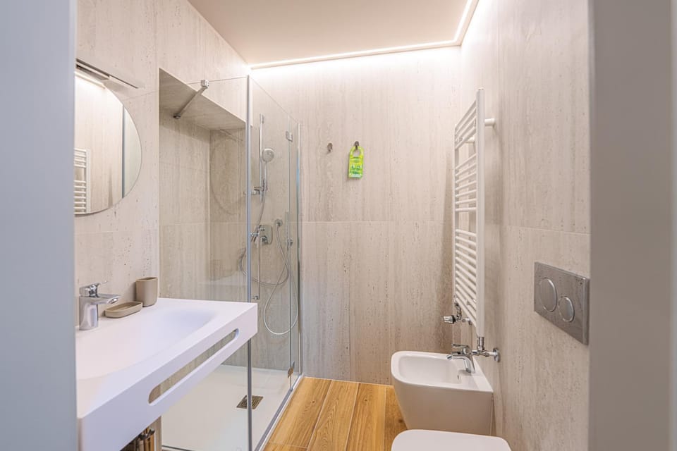 Shower, Toilet, Bathroom, bidet, towels