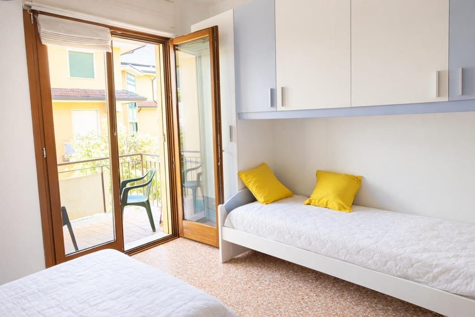 APPARTAMENTO GIALLO - OVER THE RAINBOW APARTAMENTS - LIDO di JESOLO - 4 POSTI LETTO Apartment in Lido di Jesolo