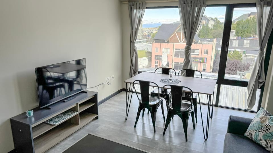 TV and multimedia, Living room, Photo of the whole room, Decorative detail, Seating area, Dining area