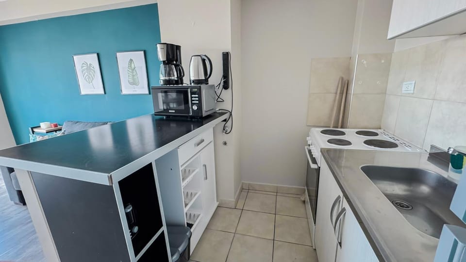 Coffee/tea facilities, Kitchen or kitchenette, oven, stove