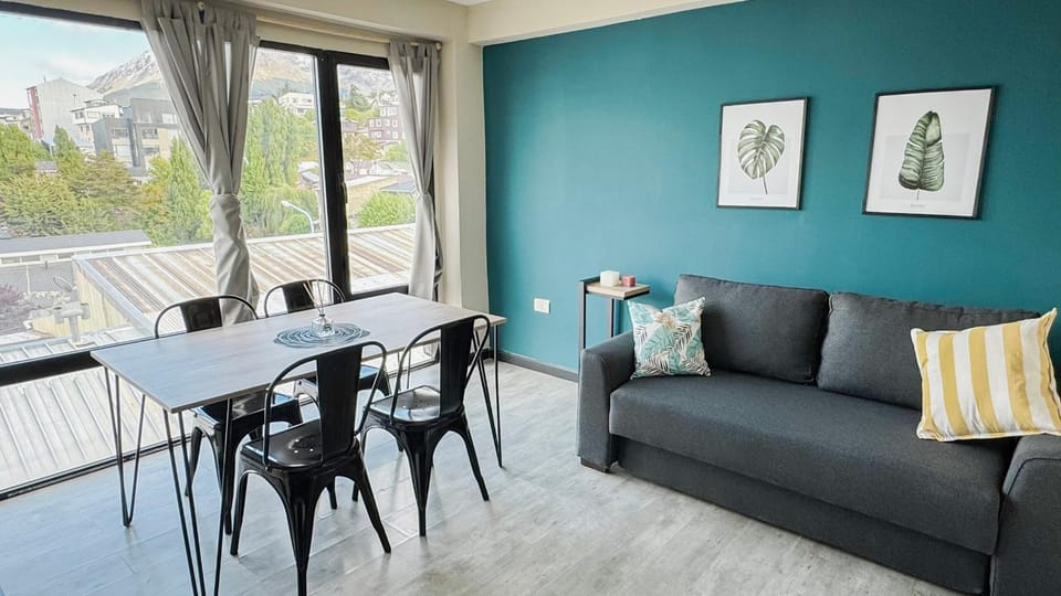 Living room, Photo of the whole room, Decorative detail, Seating area, Dining area