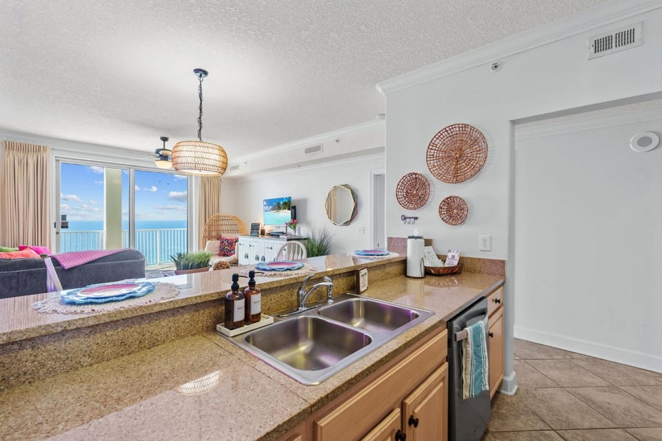 Beachfront Bliss at Ocean Ritz! 3BR 3BA! Sleeps 10 by Dolce Vita Getaways PCB Apartment in Long Beach
