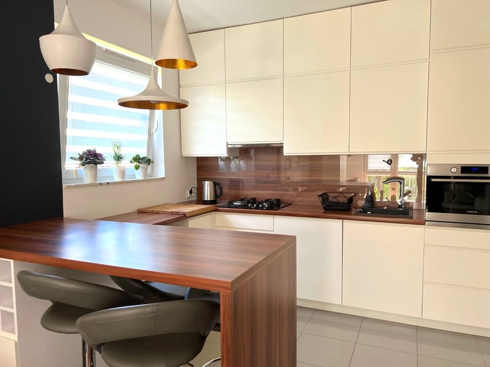 Coffee/tea facilities, Kitchen or kitchenette, Dining area, stove