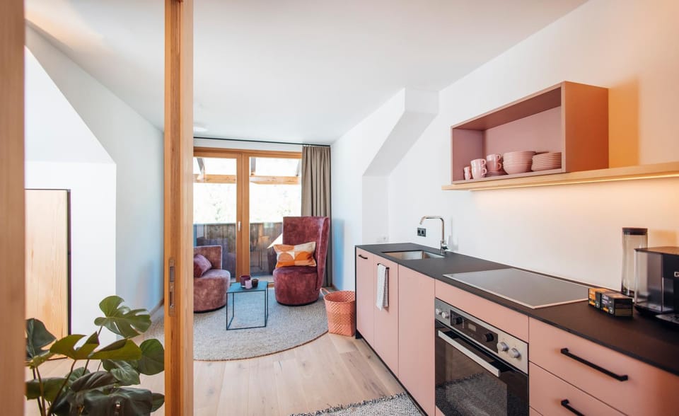 Kitchen or kitchenette, Seating area, stove