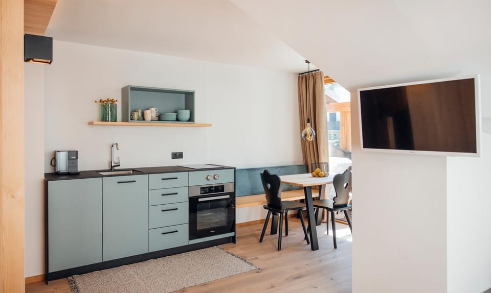 Kitchen or kitchenette, Dining area, oven