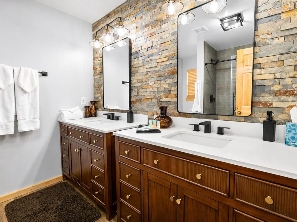 Bathroom, towels