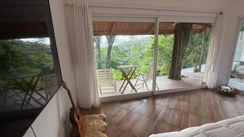 Suíte na montanha - Recreio dos Bandeirantes - entrada independente, com vista pra Floresta Country House in Rio de Janeiro