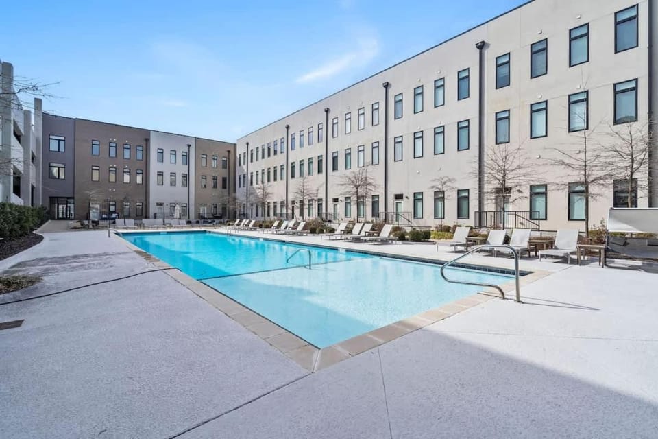 Grand Suite Pinnacle Brownstones Apartment in Rogers