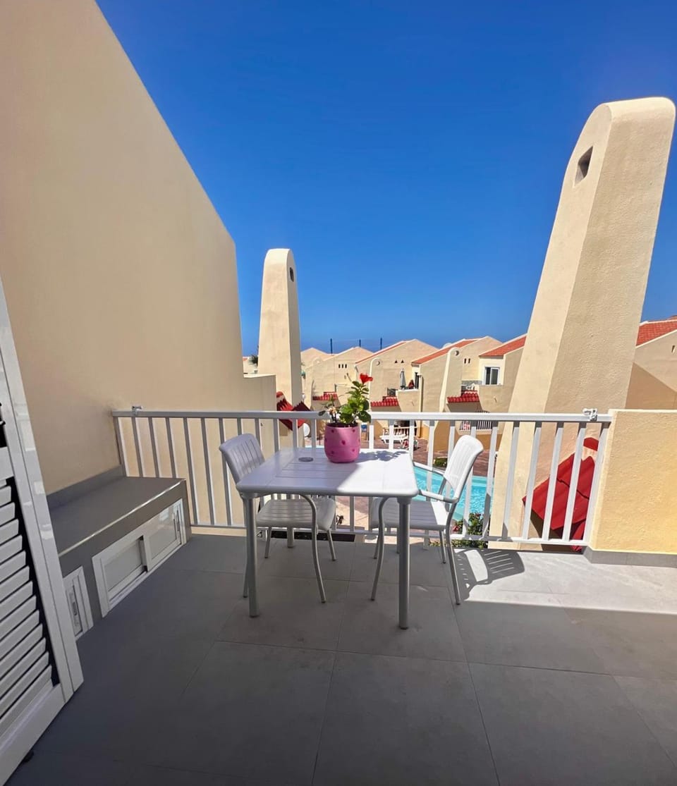 Day, View (from property/room), Balcony/Terrace, Seating area, Dining area