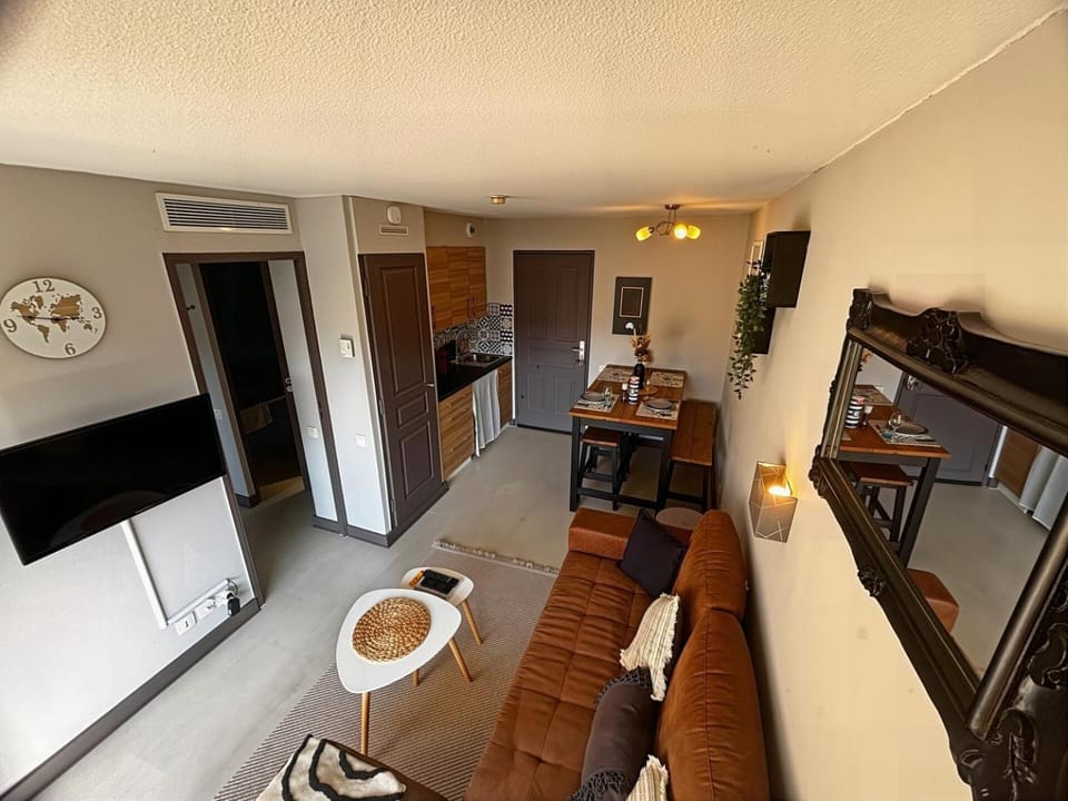 Communal lounge/ TV room, TV and multimedia, Kitchen or kitchenette, Living room, Seating area, Dining area, air conditioner