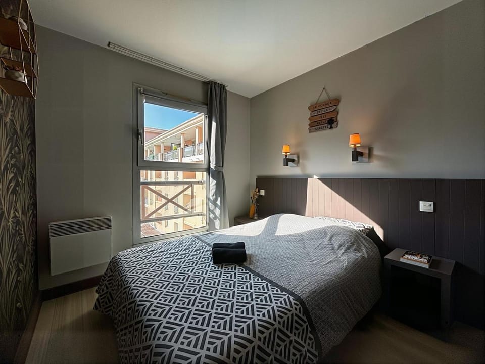 Bed, Bedroom, heating, towels
