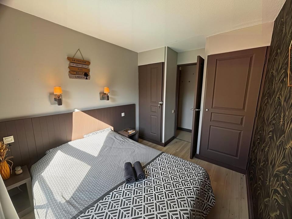 Bed, Photo of the whole room, Bedroom, wardrobe