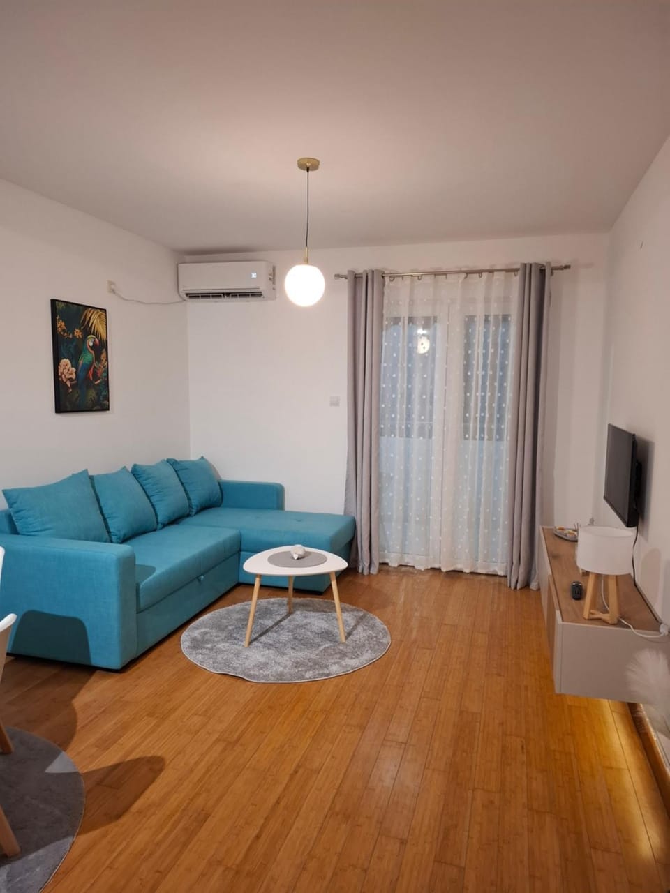 TV and multimedia, Living room, Seating area, air conditioner