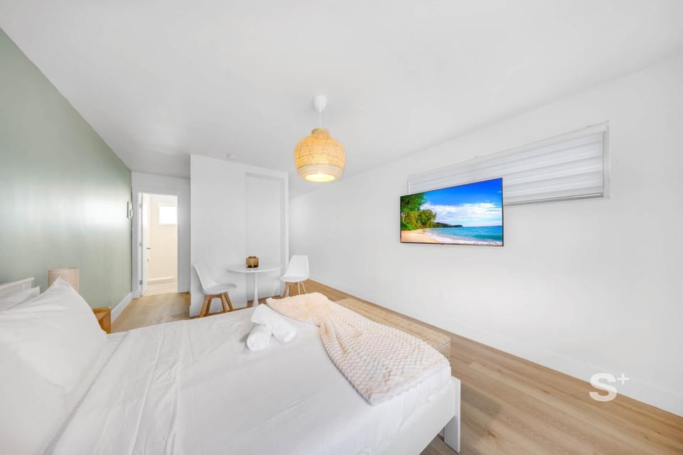 Bed, TV and multimedia, Photo of the whole room, Bedroom, towels