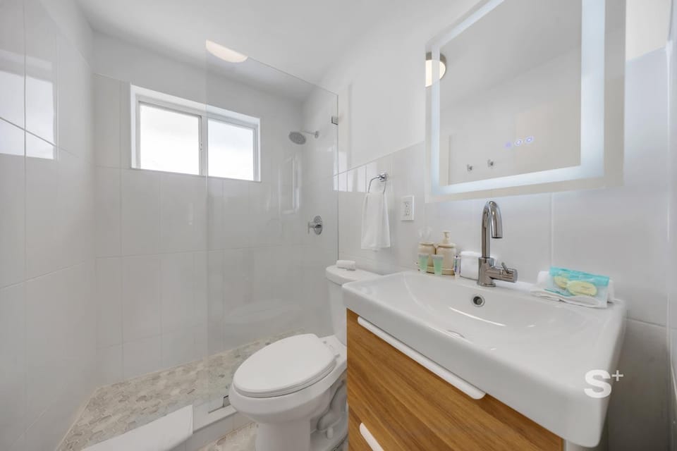 Modern Studio - Gym & Parking Close to Aventura Apartment in Miami Shores