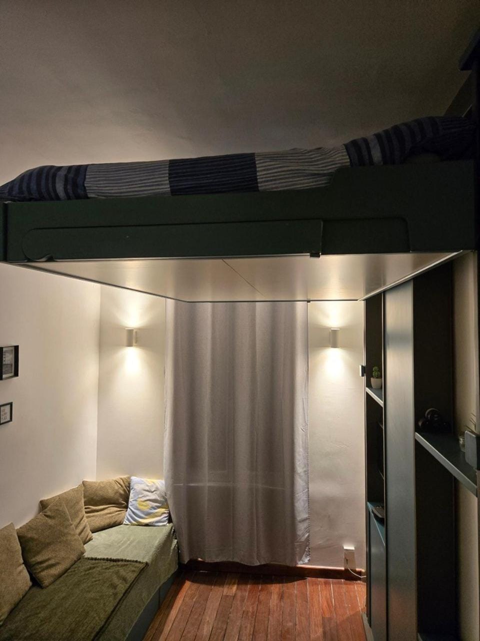 Bed, Living room, Photo of the whole room, Seating area, Bedroom