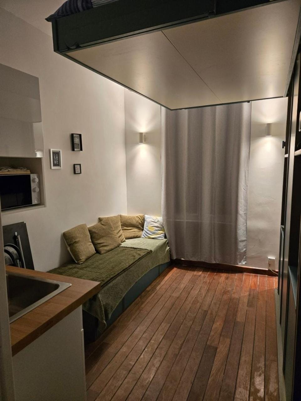 Bed, Living room, Photo of the whole room, Bedroom