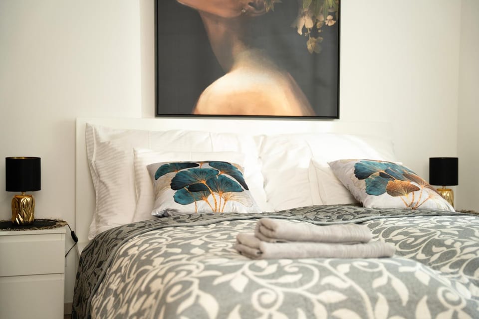 Bed, Photo of the whole room, Bedroom, towels
