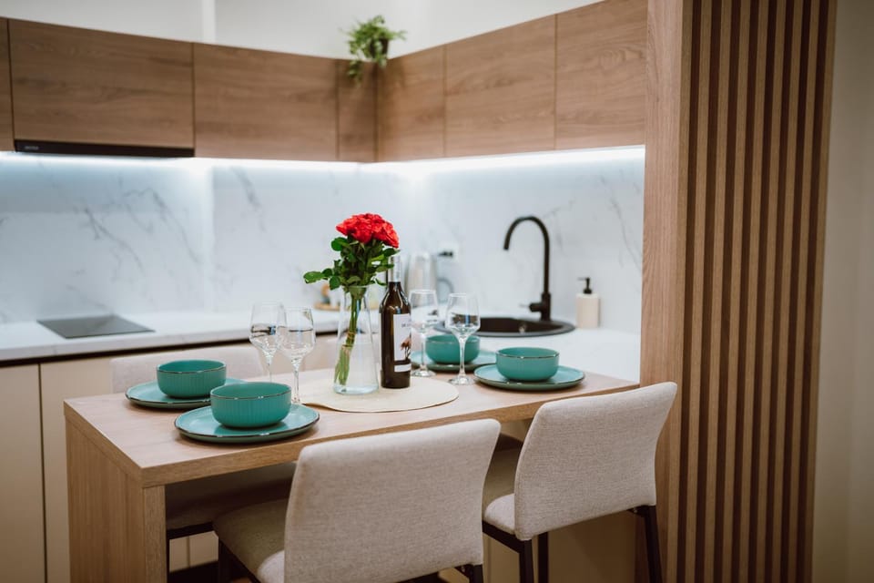 Coffee/tea facilities, Kitchen or kitchenette, Dining area, minibar
