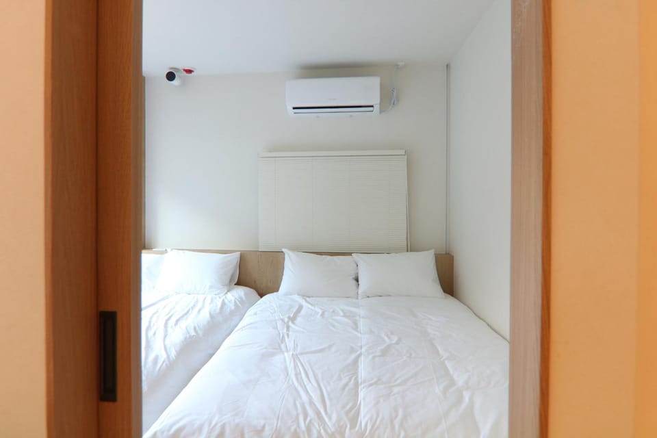Bed, Bedroom, air conditioner