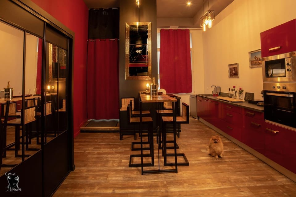 Kitchen or kitchenette, Dining area