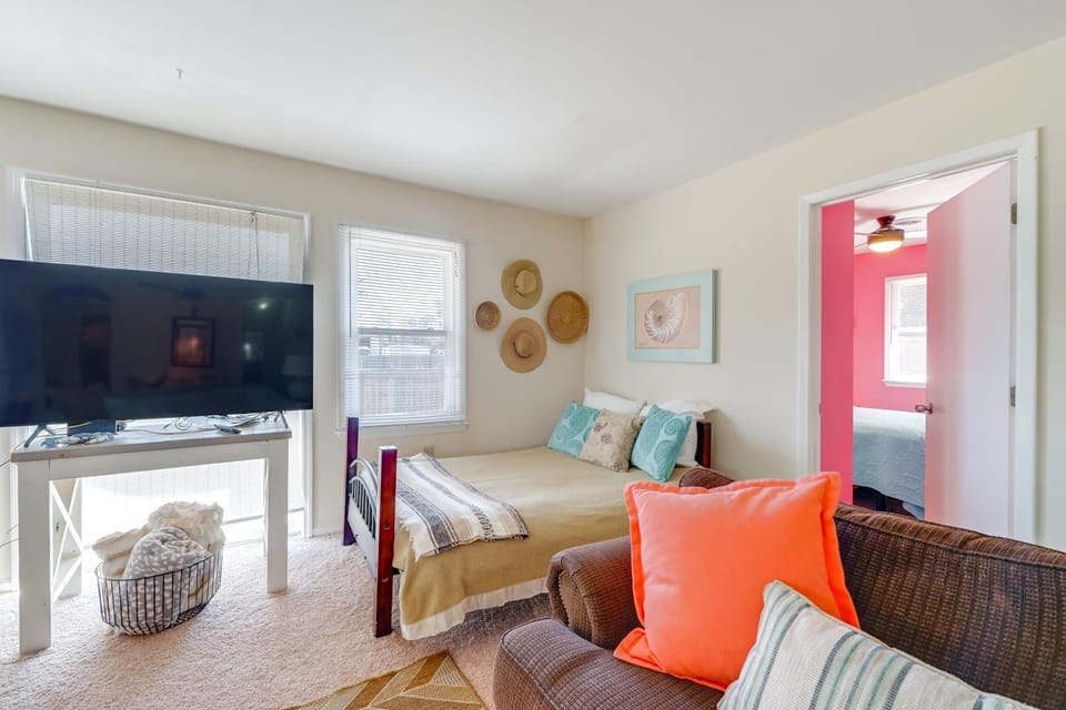 Surf City Coastal Escape w/ Fire Pit House in Surf City