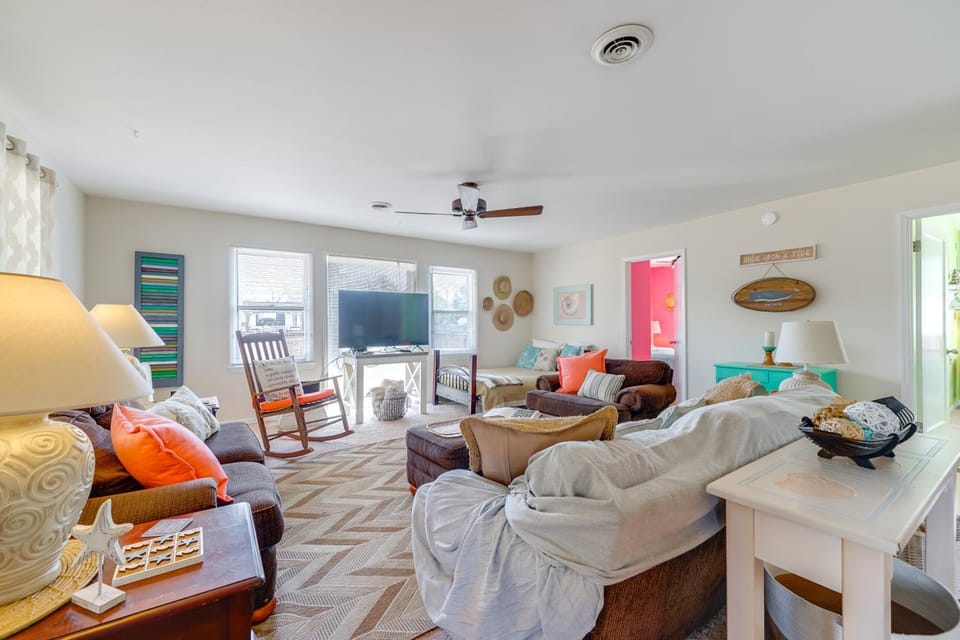 Surf City Coastal Escape w/ Fire Pit House in Surf City