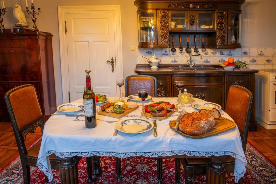 Kitchen or kitchenette, Food and drinks, Dining area, Food, Lunch, Dinner, Drinks