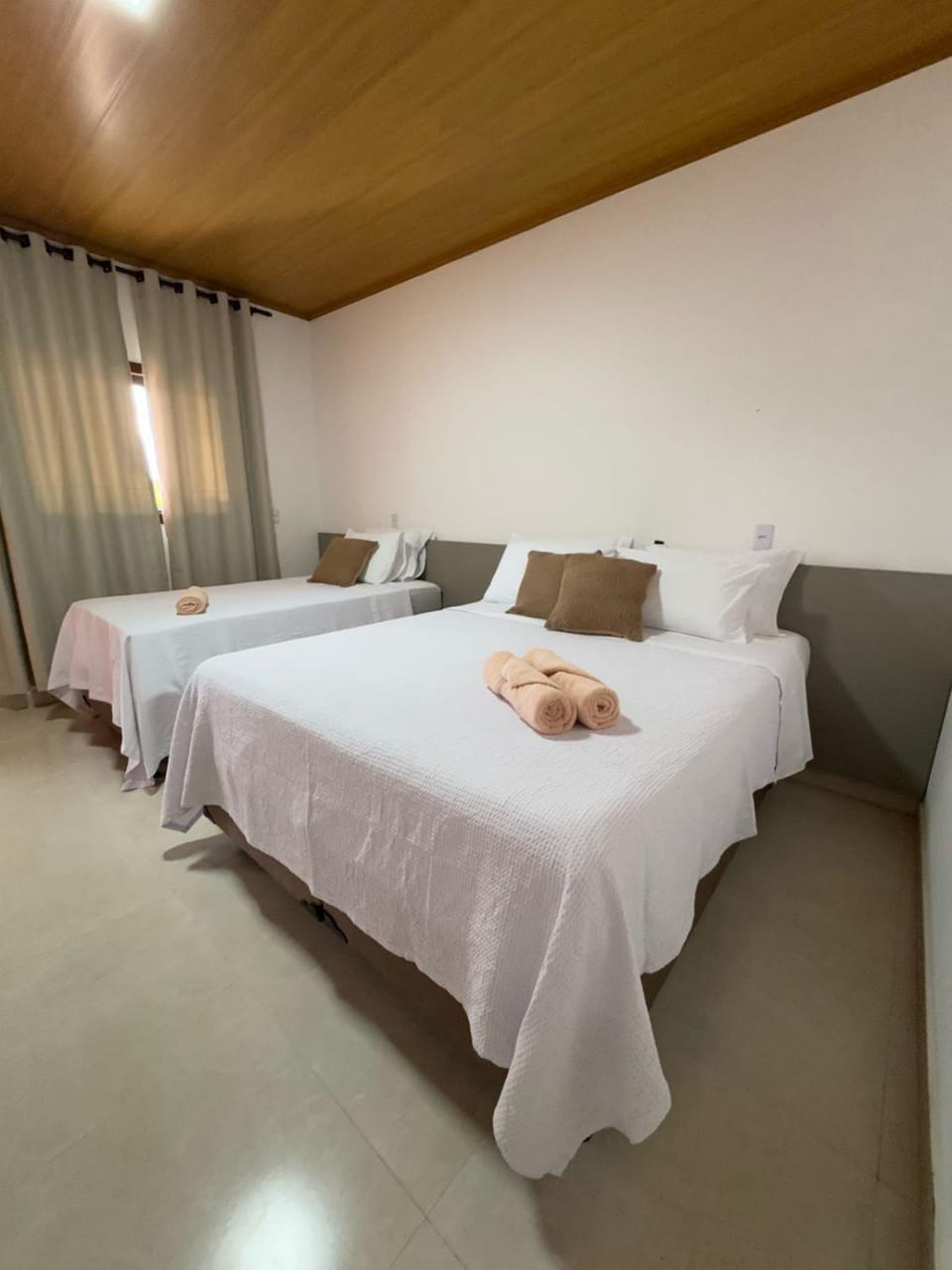 Bed, Photo of the whole room, Bedroom, locker, towels