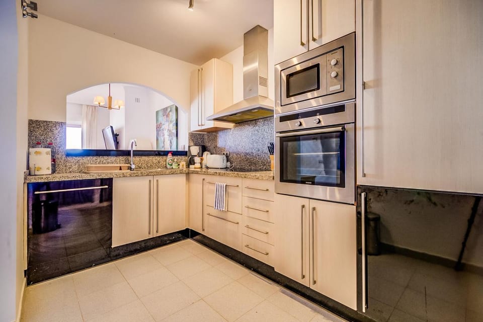 Kitchen or kitchenette, Dining area, microwave, oven
