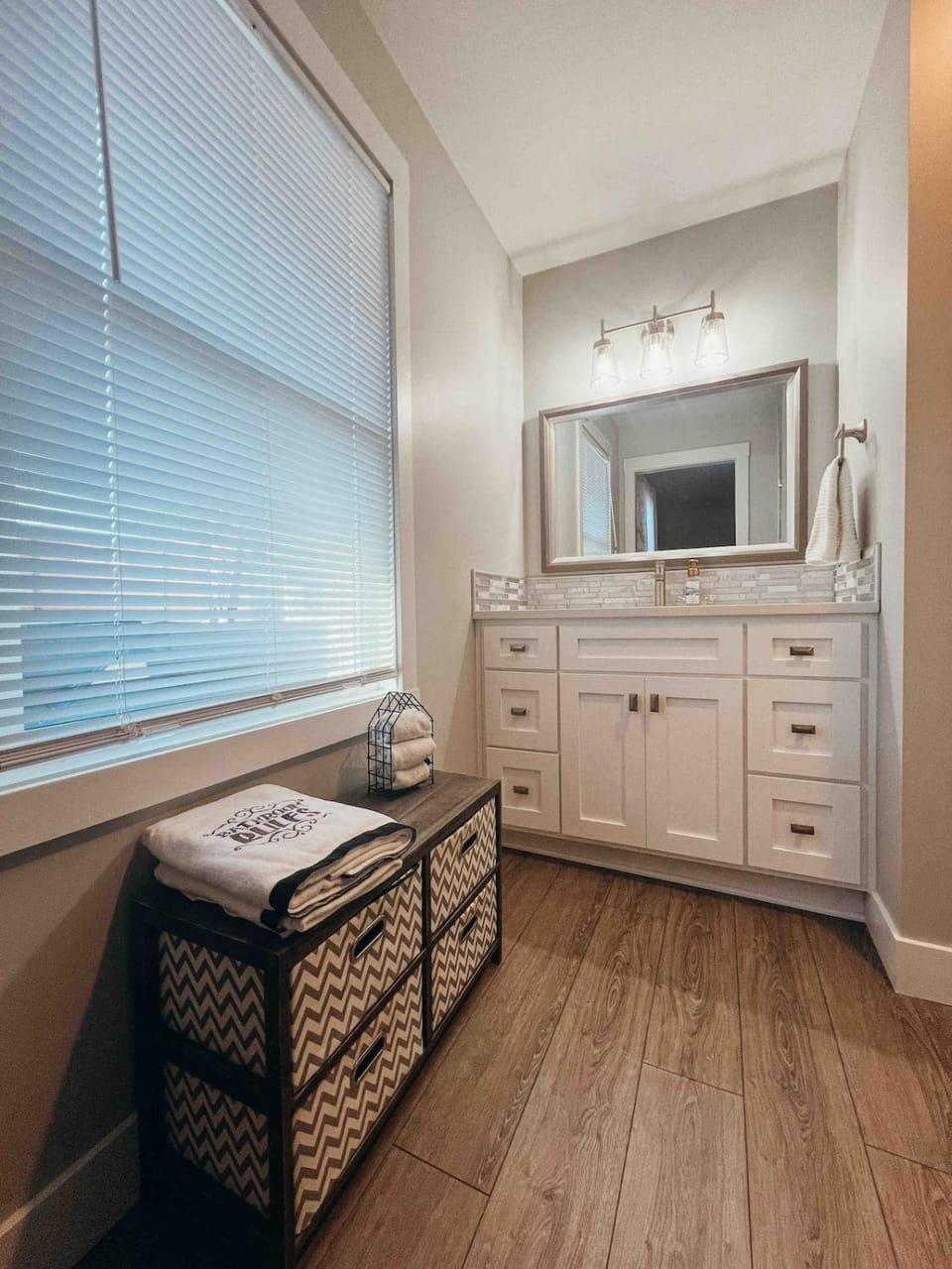 Modern Ranch 3 BDRM, sleeps 6 with HOT TUB House in Indiana
