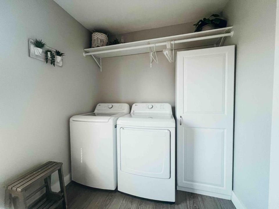 Modern Ranch 3 BDRM, sleeps 6 with HOT TUB House in Indiana