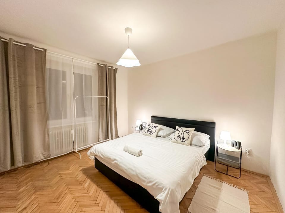 Bed, Photo of the whole room, Bedroom, towels