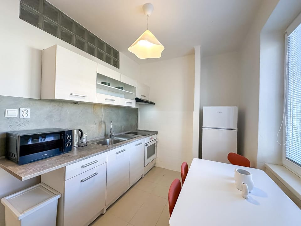 Bed, Kitchen or kitchenette, Dining area, oven, pet friendly, stove
