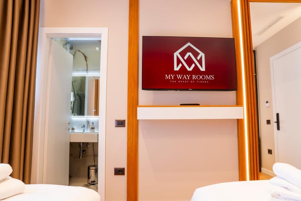 Property logo or sign, TV and multimedia, Photo of the whole room, Bedroom